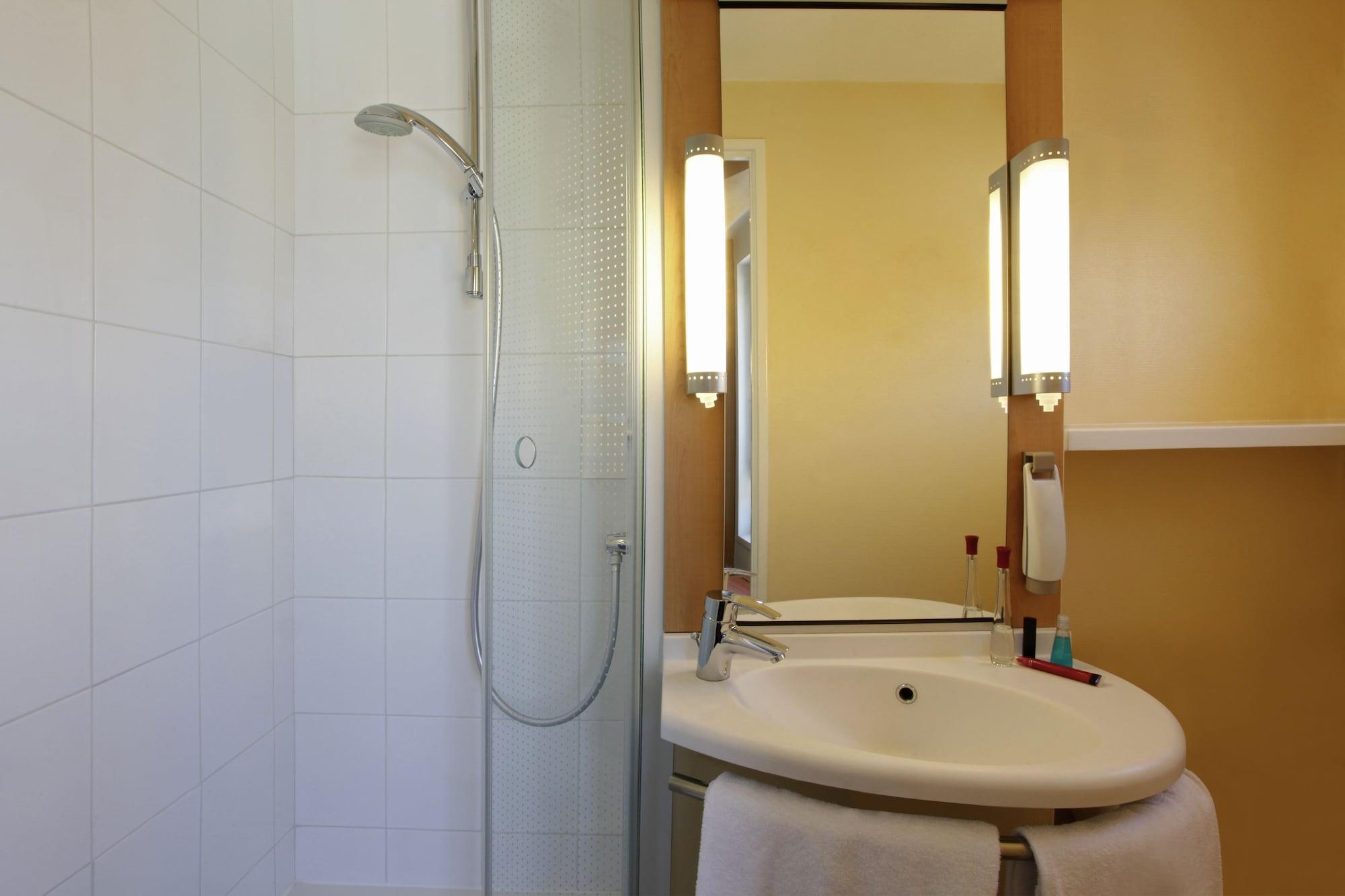 ไอบิส น็องต์ ซองทร์ การ์ ซุด Hotel ภายนอก รูปภาพ